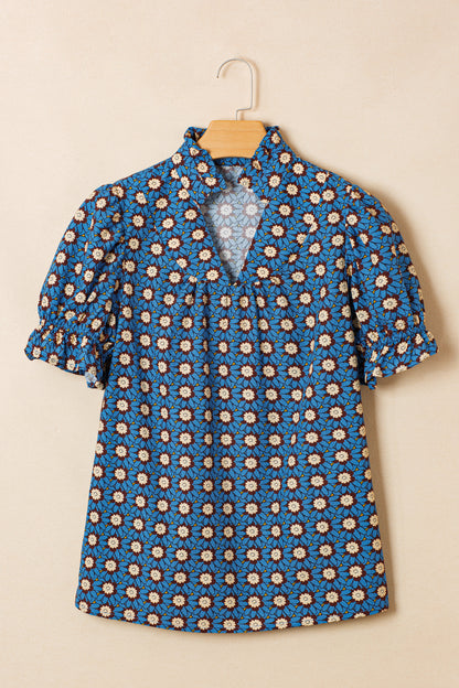 Blusa Azul Cielo Retro con Estampado Floral, Escote en V, Detalle Plisado y Manga Corta Abullonada