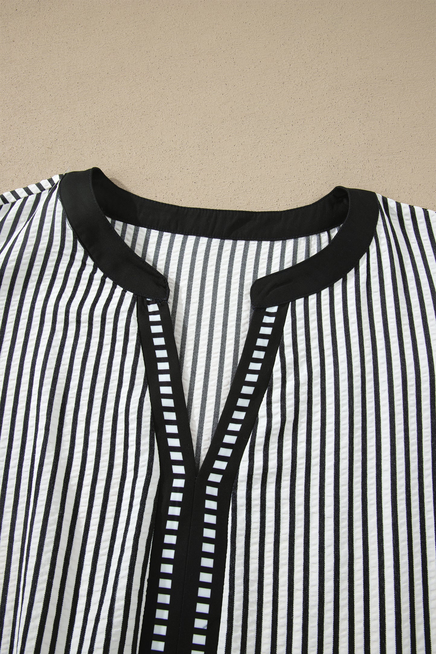 Vestido Maxi Negro Tallas Grandes con Abertura en V, Volantes y Mangas de Capas