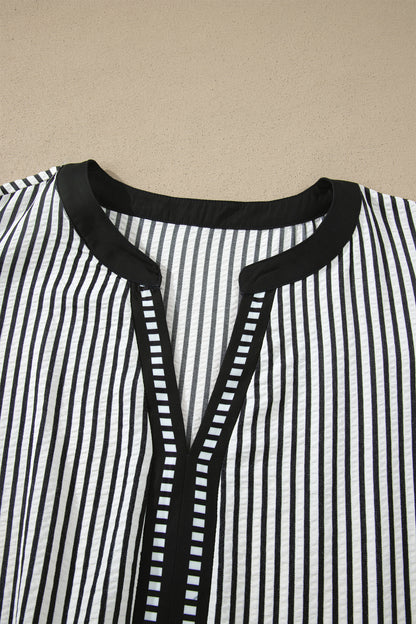 Vestido Maxi Negro Tallas Grandes con Abertura en V, Volantes y Mangas de Capas