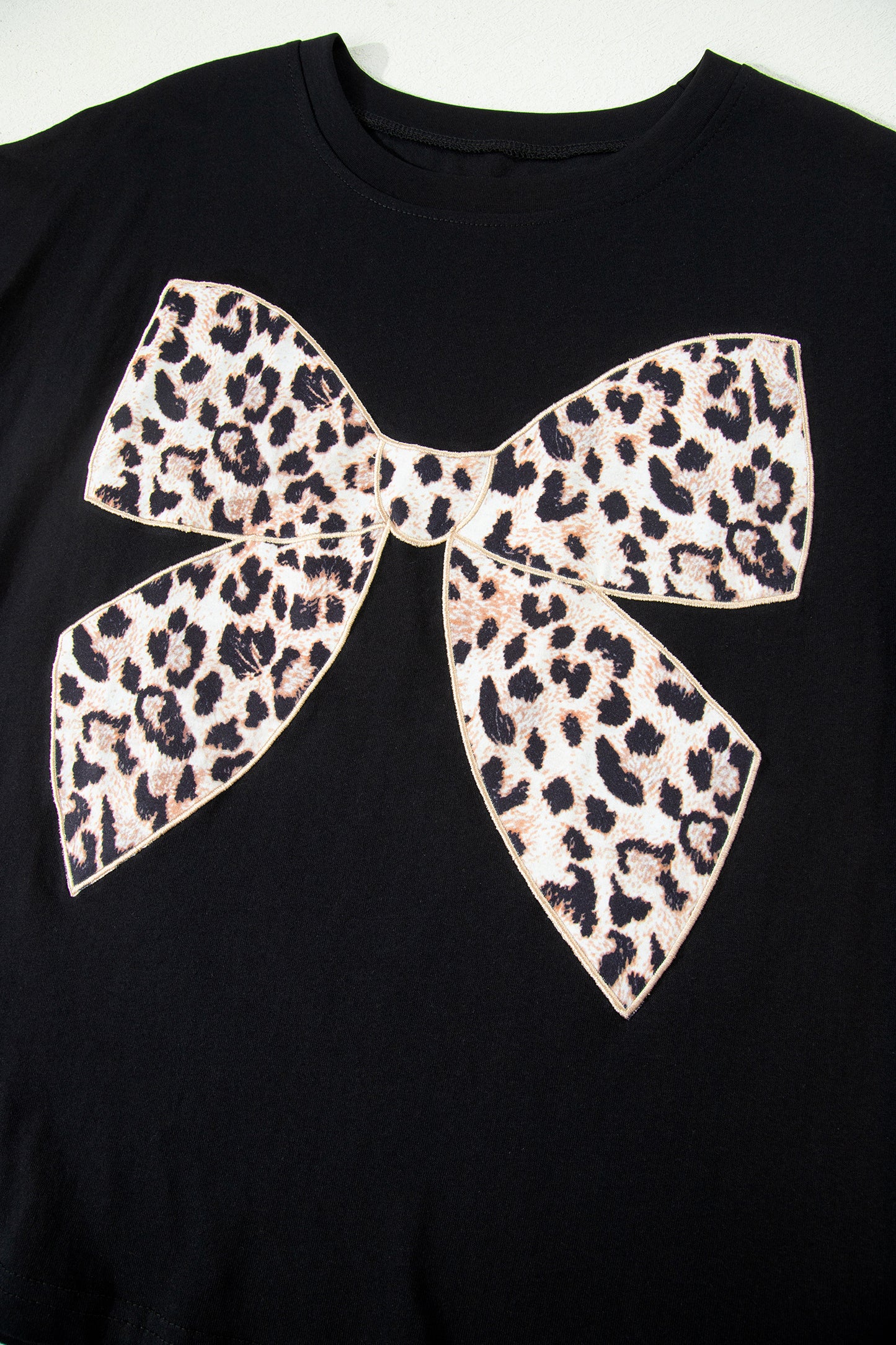Camiseta de algodón con cuello redondo, lazo de leopardo negro bordado