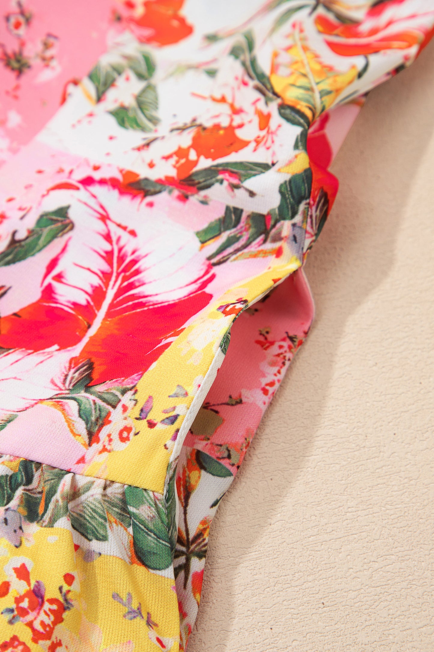 Vestido Mini Rosa con Estampado Floral y Bloques de Color, Ribetes en Contraste, Cuello en V y Bajo con Volantes