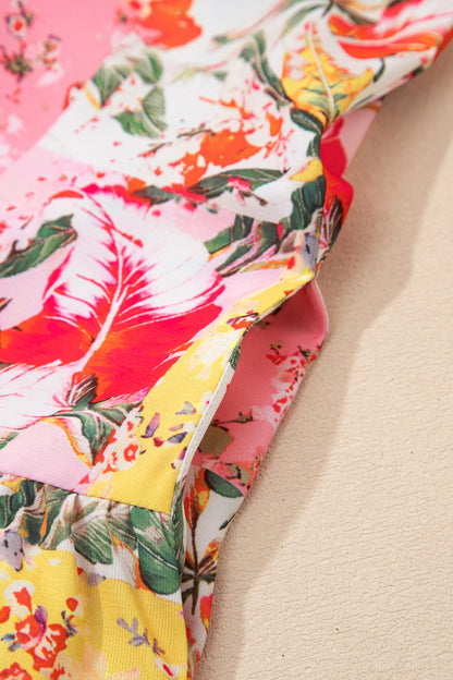 Vestido Mini Rosa con Estampado Floral y Bloques de Color, Ribetes en Contraste, Cuello en V y Bajo con Volantes