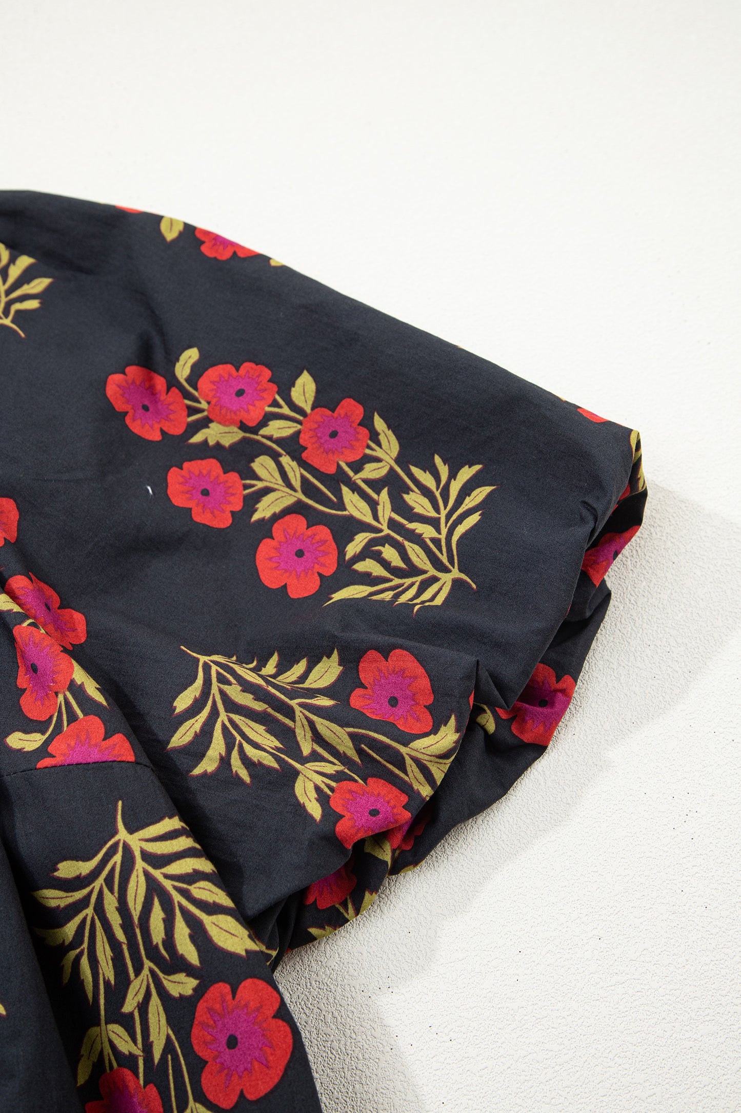 Blusa de algodón con estampado floral y ribete a rayas Ricrac de talla grande en color negro y manga corta