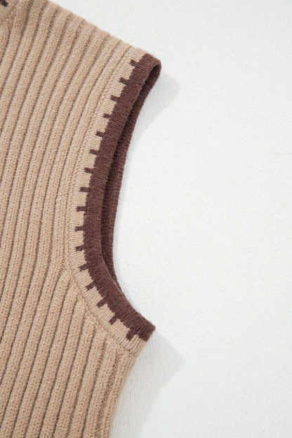Chaleco de punto acanalado beige francés claro con cuello redondo y ribetes en contraste.
