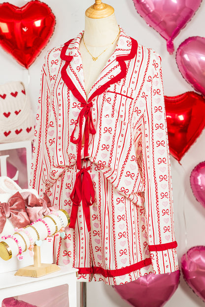 Conjunto de pijama de camisa de manga larga y pantalón corto con estampado de corazón floral dulce rojo y ribete en contraste