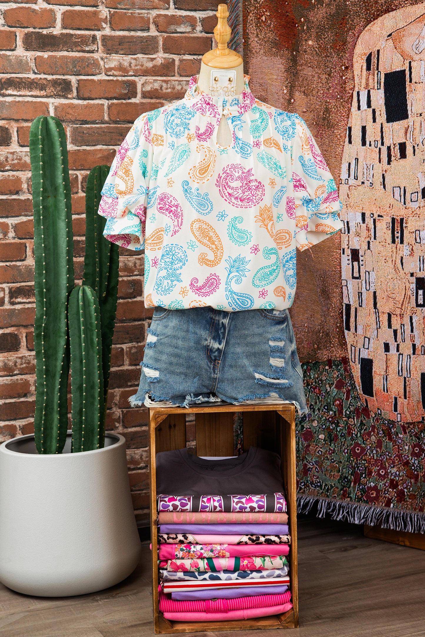 Blusa con estampado cachemira vibrante multicolor, ojales de botón y mangas abullonadas