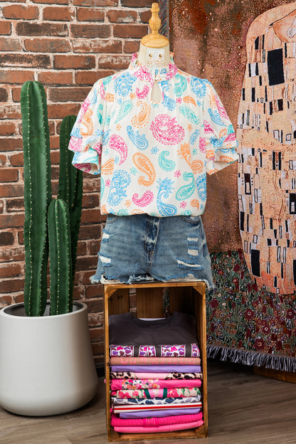 Blusa con estampado cachemira vibrante multicolor, ojales de botón y mangas abullonadas
