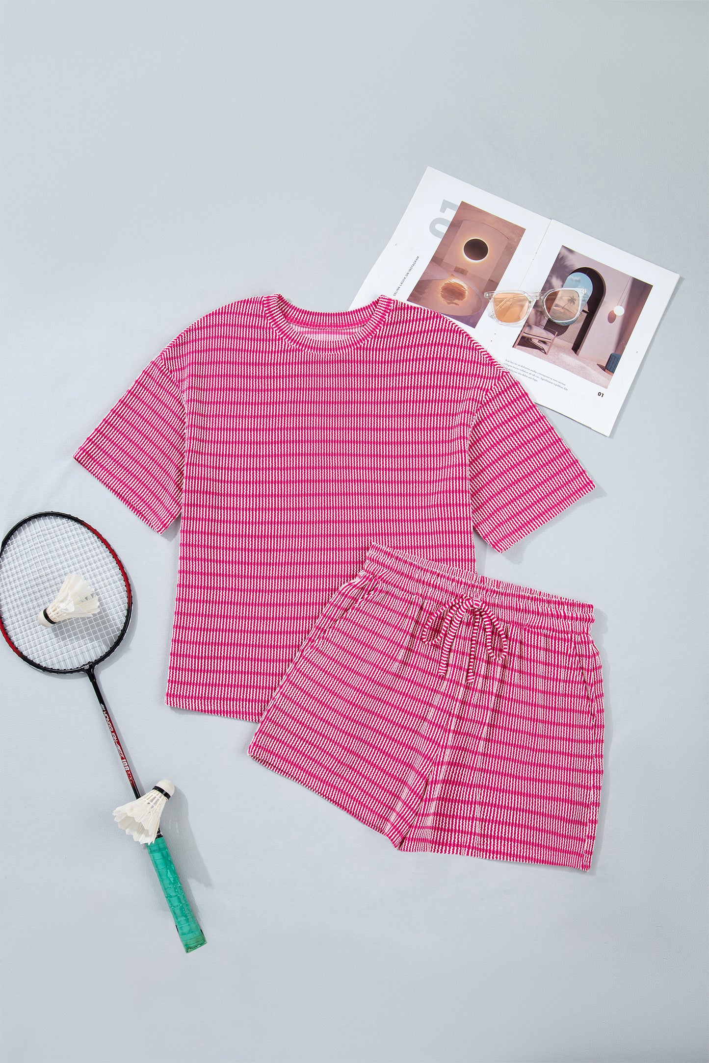 Conjunto de shorts de 2 piezas con camiseta holgada de canalé y estampado de rayas de rosas con cintura elástica con cordón