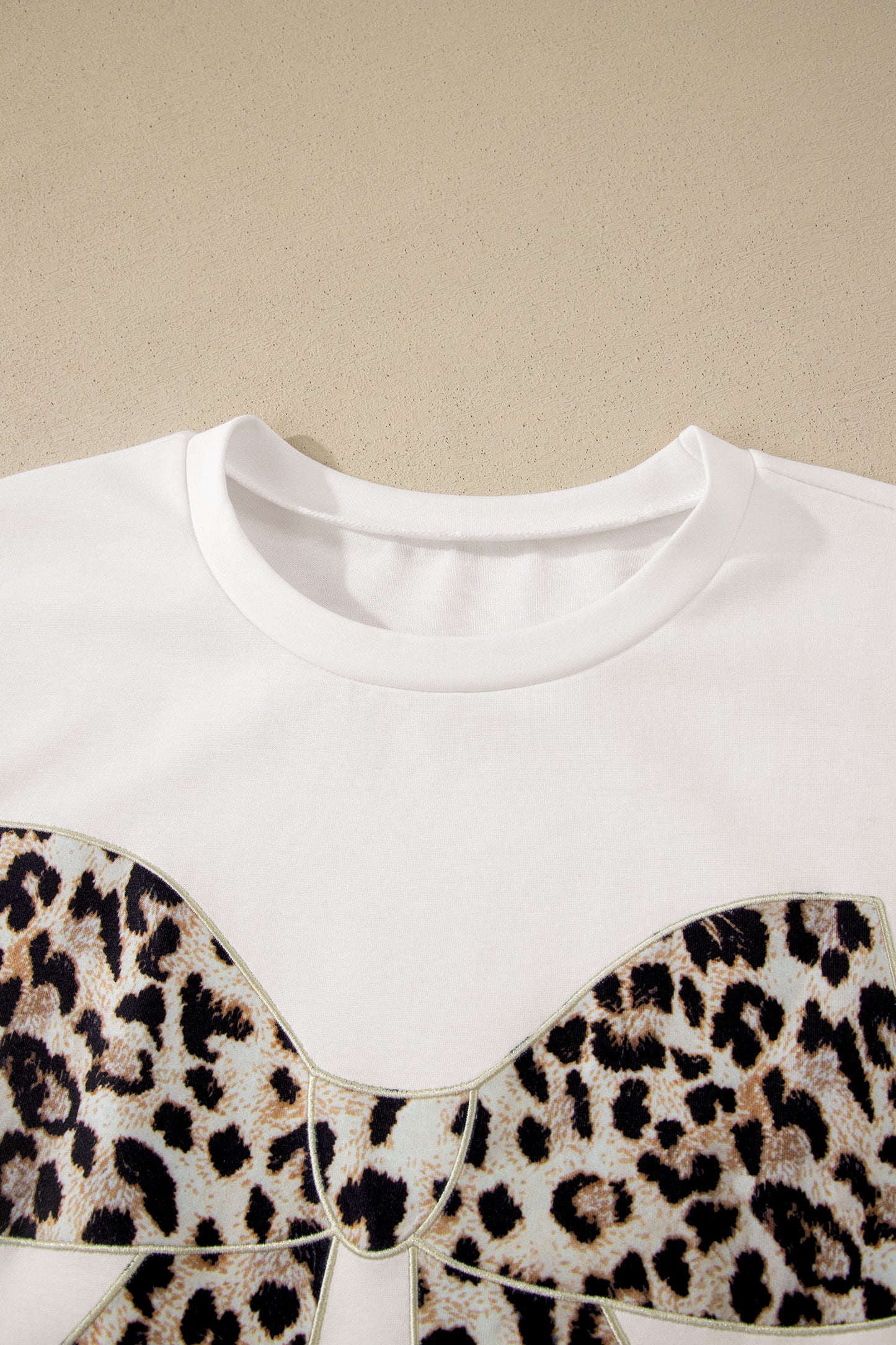 Vestido largo de manga corta con lazo de leopardo y contraste blanco