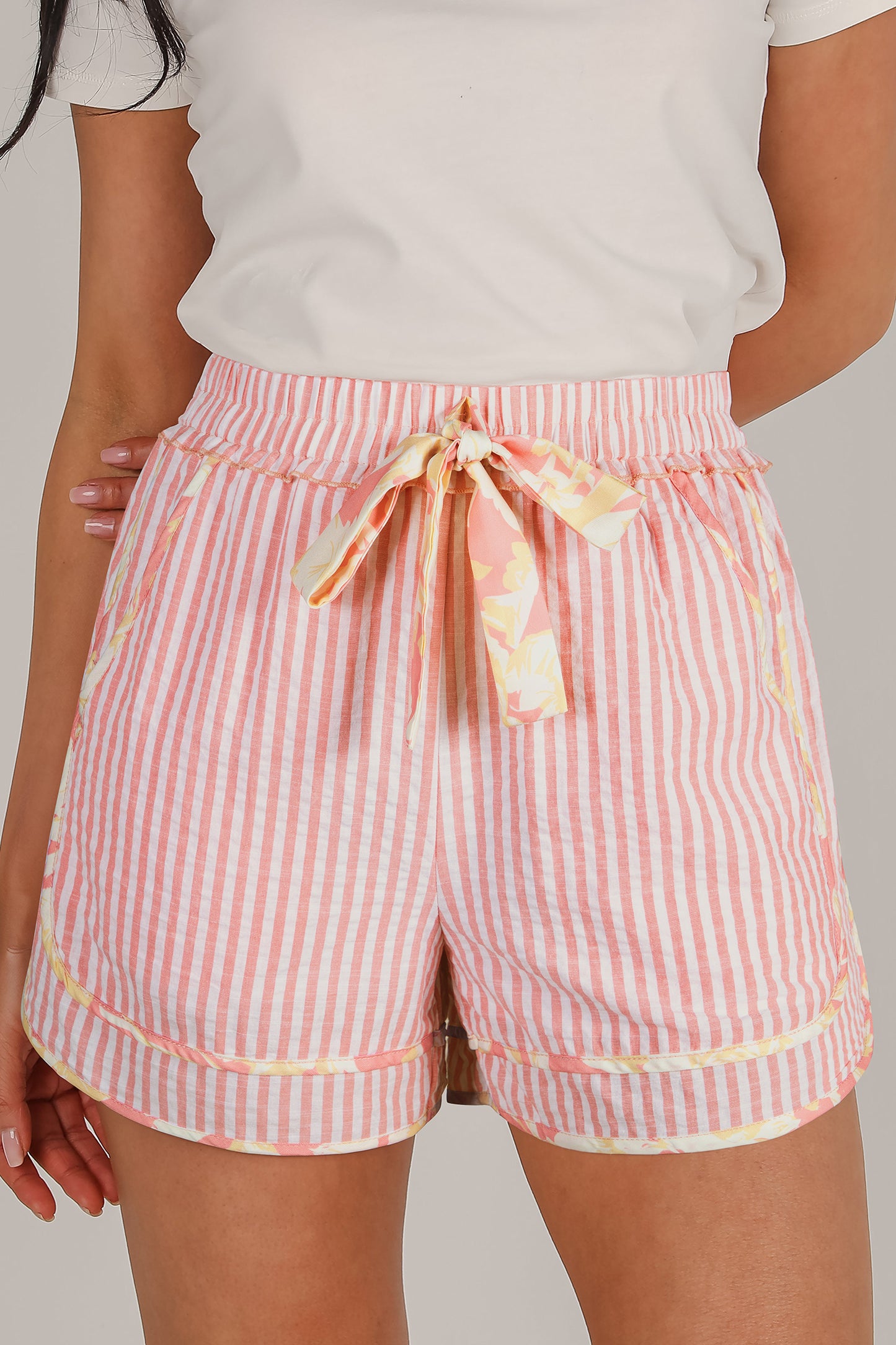 Pantalones cortos casuales de rayas con nudo y ribete floral rosa claro