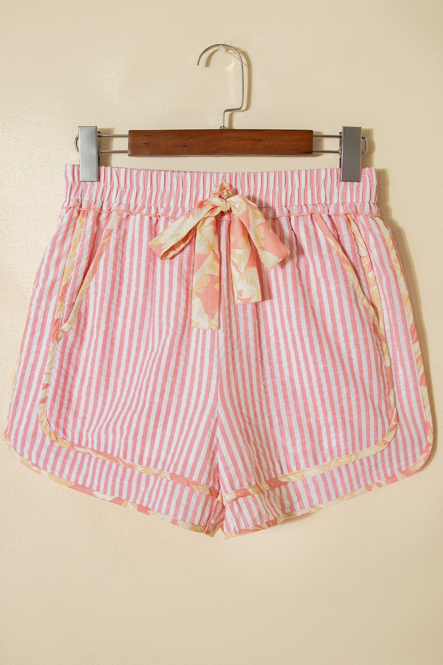 Pantalones cortos casuales de rayas con nudo y ribete floral rosa claro