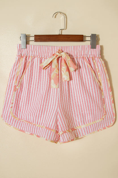 Pantalones cortos casuales de rayas con nudo y ribete floral rosa claro