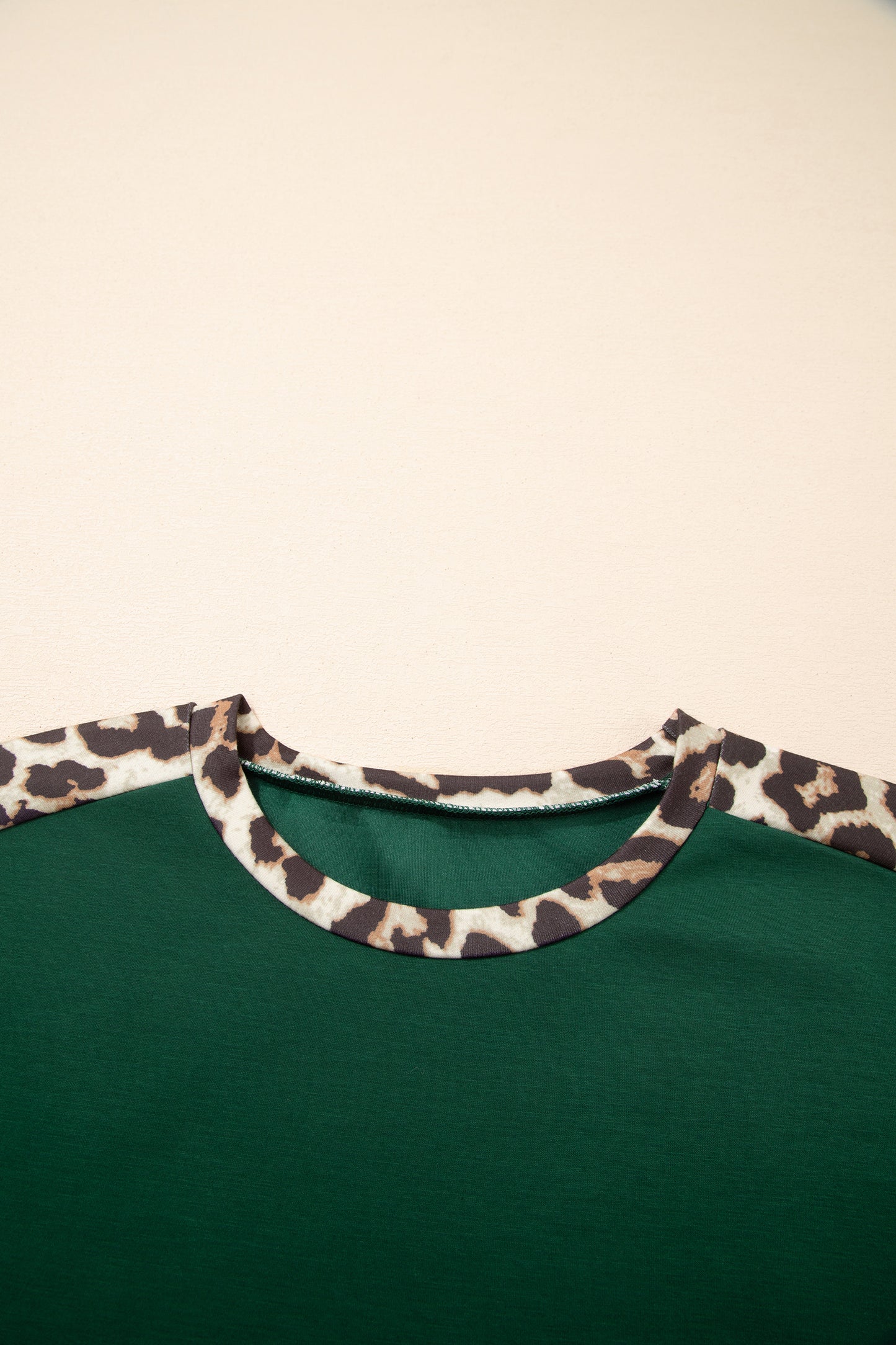 Camiseta suelta de cuello redondo con ribete de leopardo verde mar