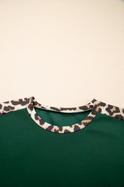 Camiseta suelta de cuello redondo con ribete de leopardo verde mar