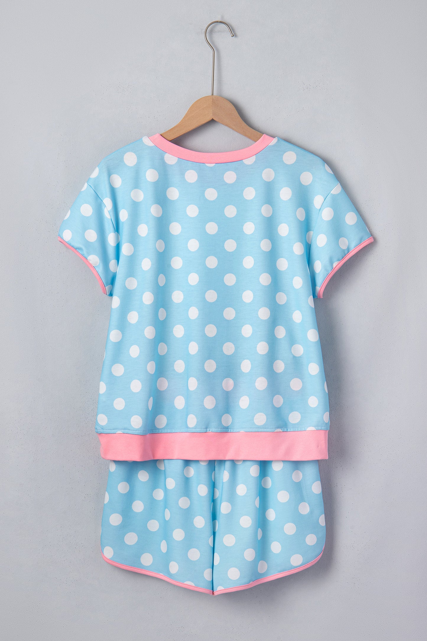 Conjunto casual corto azul cielo con lunares y borde en contraste