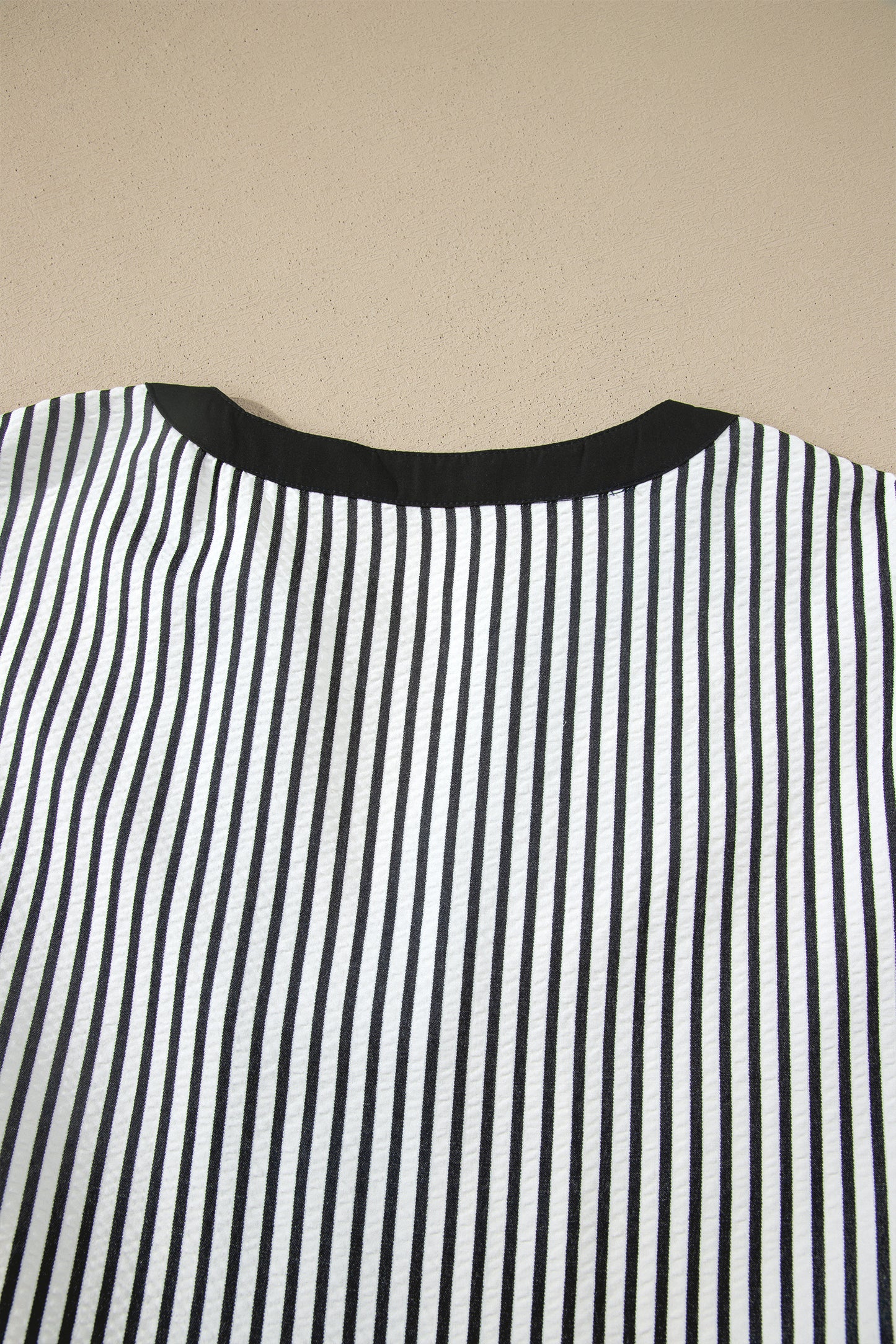 Vestido Maxi Negro Tallas Grandes con Abertura en V, Volantes y Mangas de Capas
