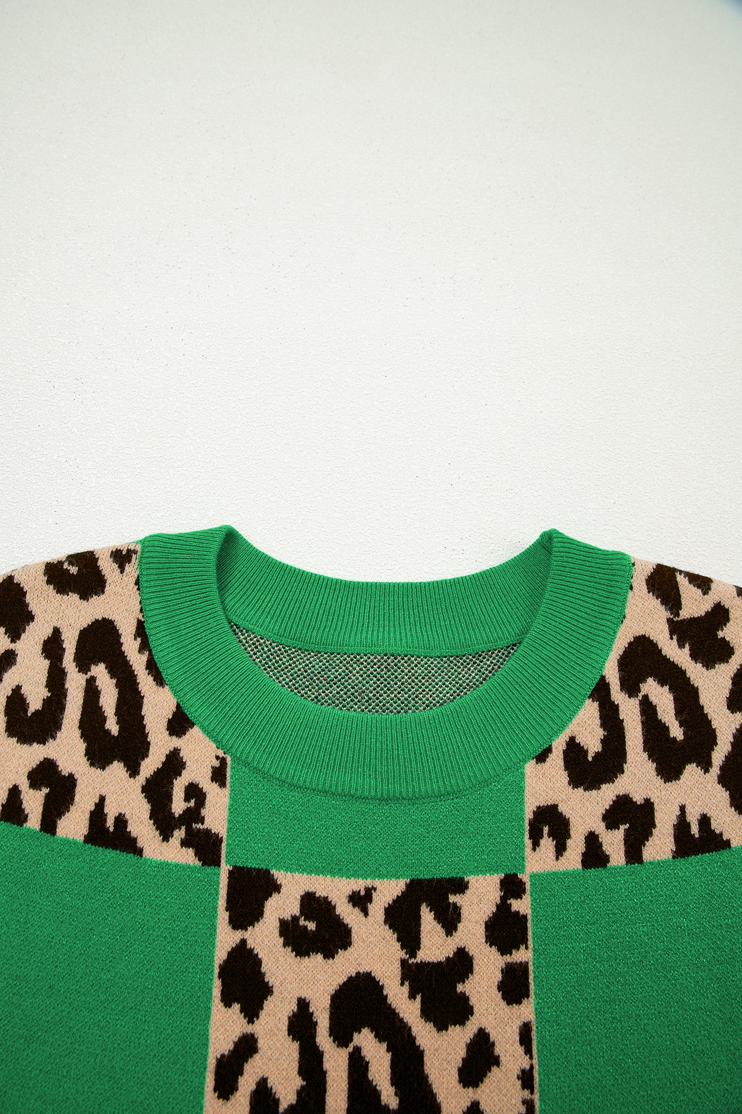Suéter de punto de manga corta con estampado a cuadros de leopardo verde