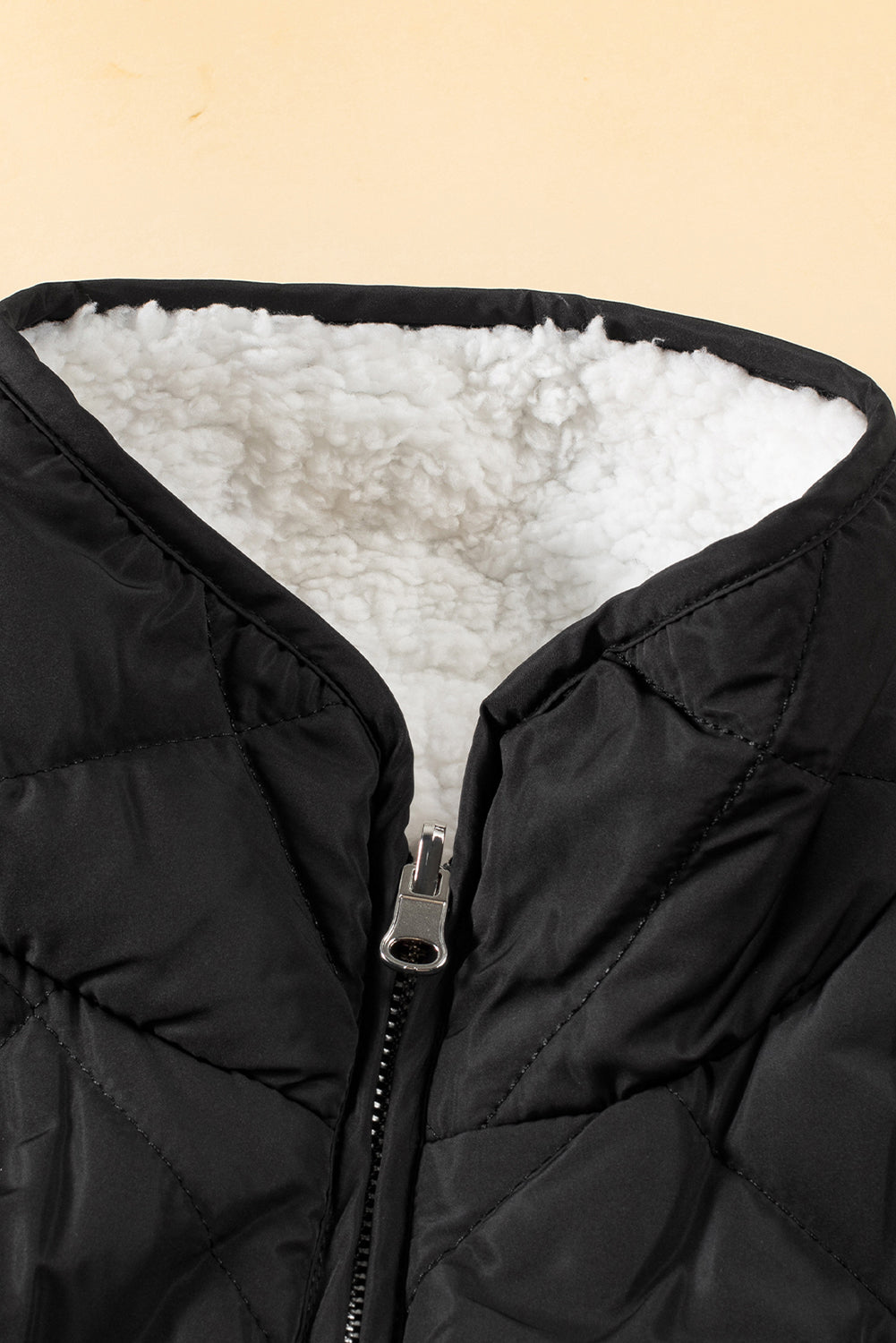 Abrigo tipo chaleco acolchado con cremallera y forro polar negro