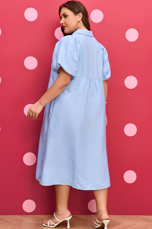 Vestido midi de talla grande con cuello en V, detalle fruncido y rayas azul cielo