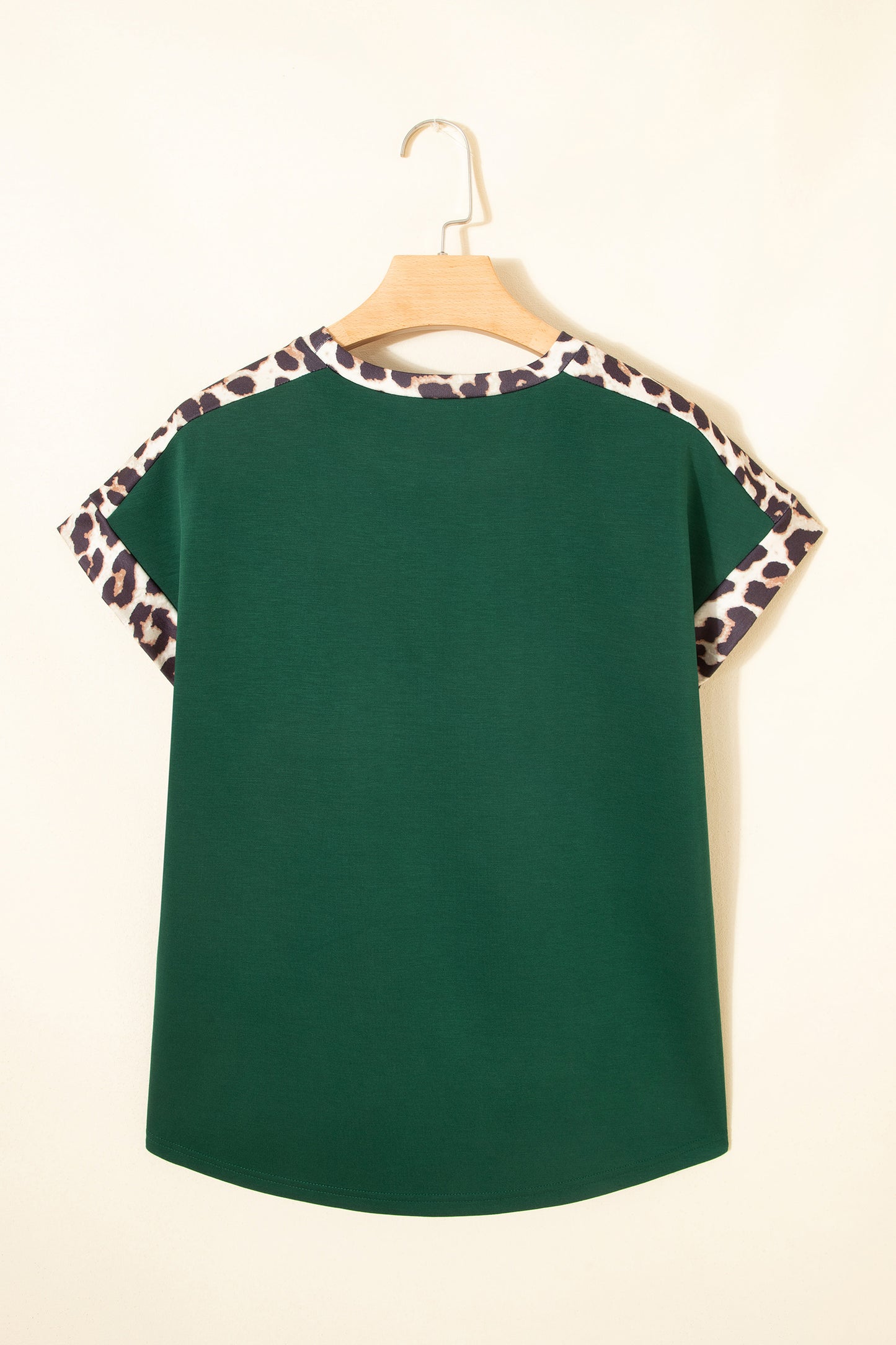 Camiseta suelta de cuello redondo con ribete de leopardo verde mar