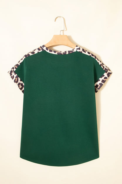 Camiseta suelta de cuello redondo con ribete de leopardo verde mar