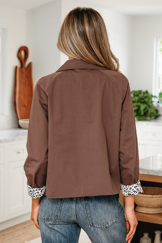 Chaqueta elegante con estampado de leopardo, cuello y botones, en color marrón oscuro, con diseño patchwork.
