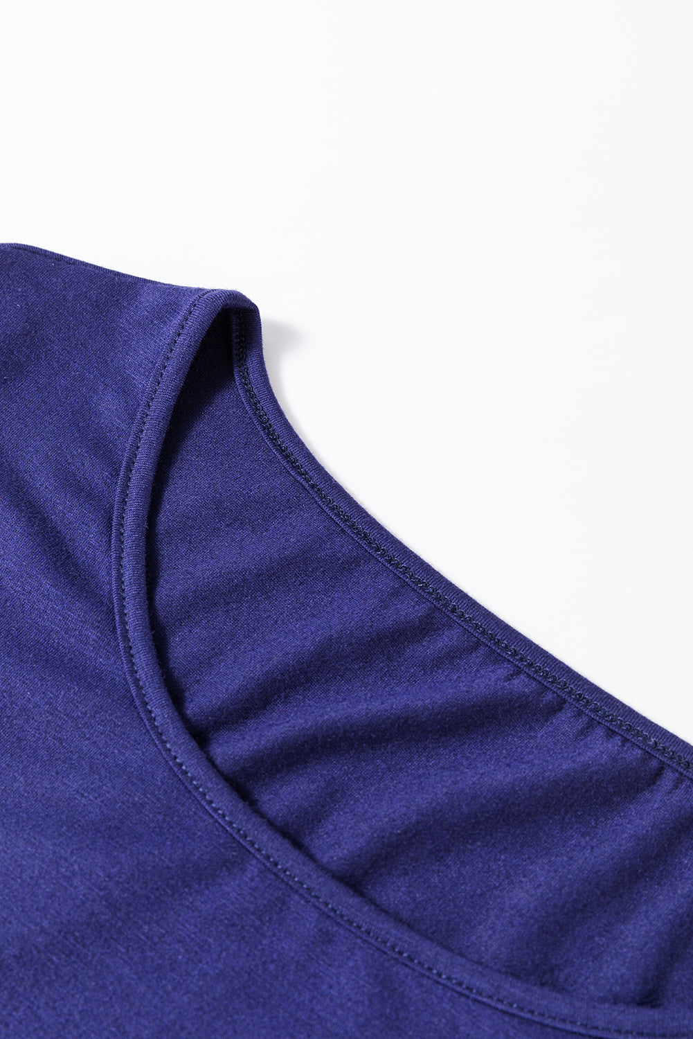 Conjunto de dos piezas de salón: top liso azul y pantalones navideños