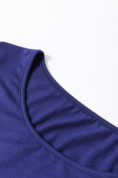 Conjunto de dos piezas de salón: top liso azul y pantalones navideños