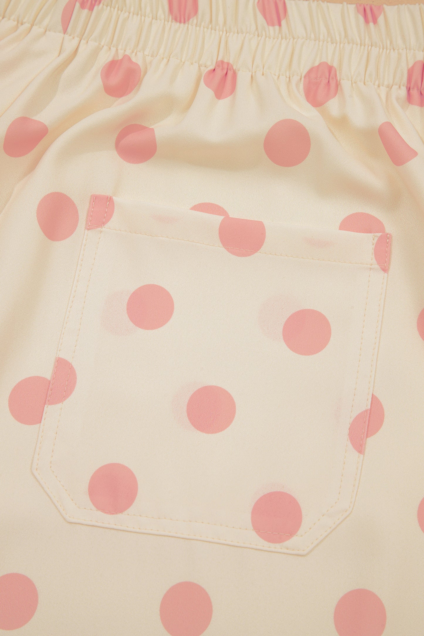 Pantalones de pernera recta de tiro medio con bolsillos de parche y estampado de lunares blancos