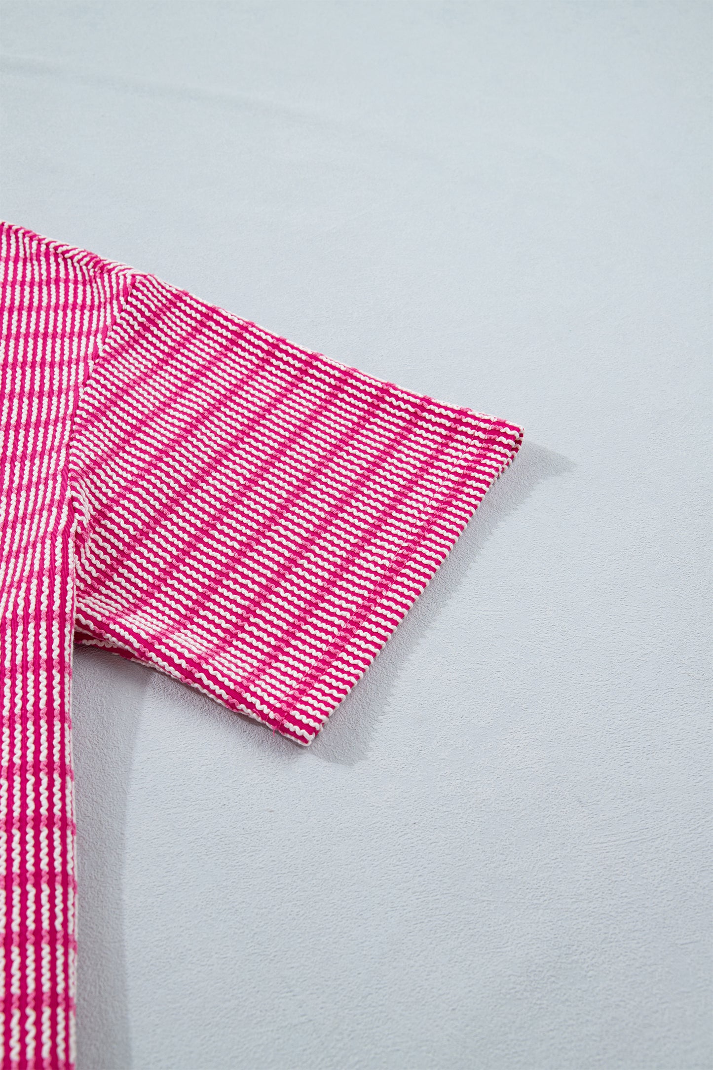 Conjunto de shorts de 2 piezas con camiseta holgada de canalé y estampado de rayas de rosas con cintura elástica con cordón