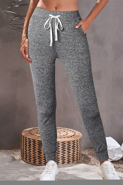 Pantalones deportivos grises con cordón, cintura elástica y bolsillos