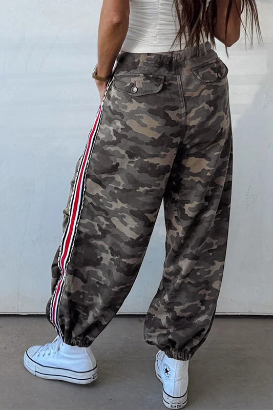 Pantalones con cordón, panel lateral a rayas y estampado de camuflaje verde con retazos