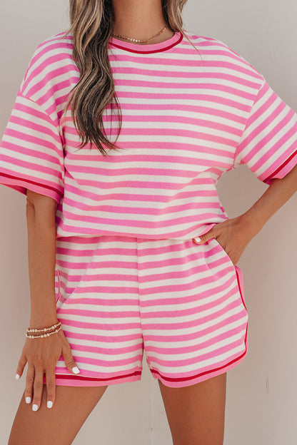 Top de manga corta con ribete en contraste de rayas rosas y shorts sueltos, conjunto casual de 2 piezas