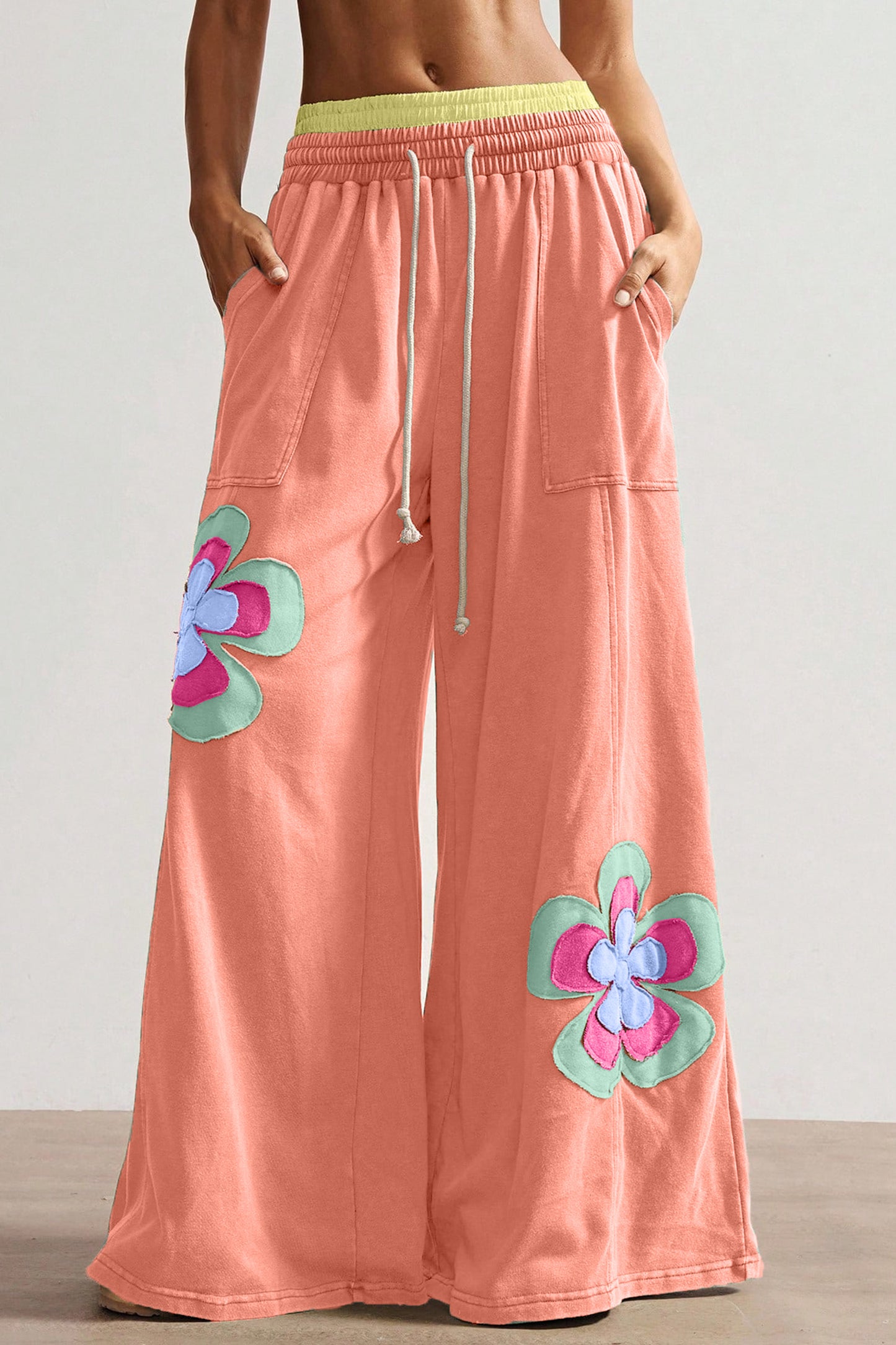 Pantalón de pierna ancha con cordón y cintura elástica contrastada, estampado floral en bloques de color naranja y pomelo
