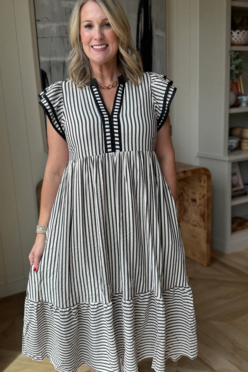Vestido midi con cuello en V, manga corta con doble volante, ribete de contraste y rayas negras
