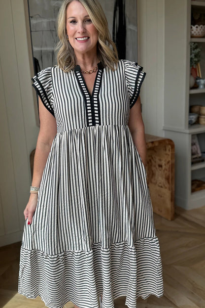 Vestido midi con cuello en V, manga corta con doble volante, ribete de contraste y rayas negras