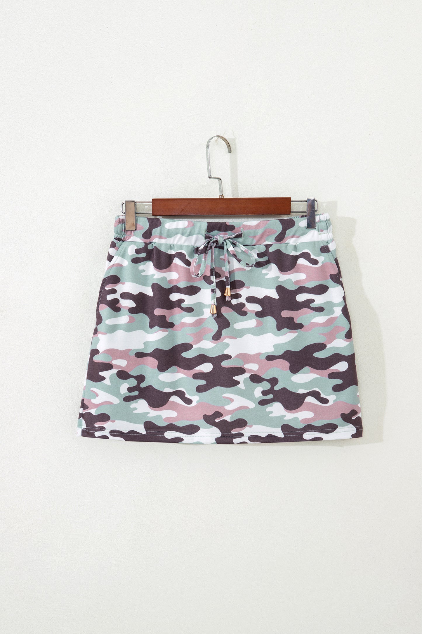Minifalda pantalón informal con cordón y estampado de camuflaje verde