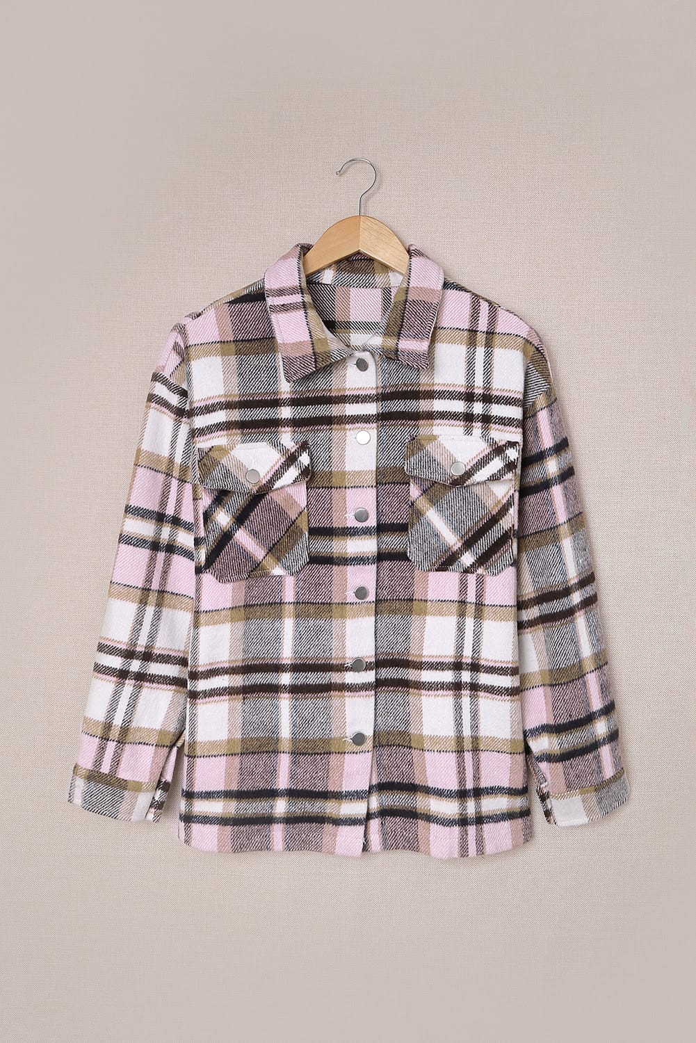 Chaqueta camisera rosa con estampado de cuadros geométricos y bolsillos