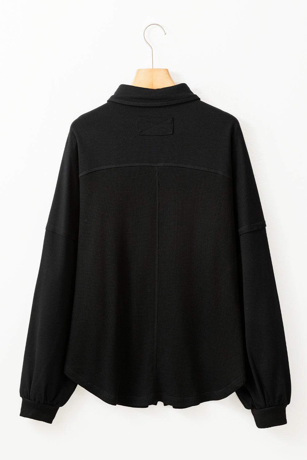 Chaqueta holgada de punto waffle negra con retazos y costuras expuestas
