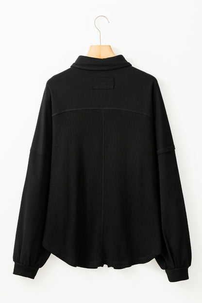 Chaqueta holgada de punto waffle negra con retazos y costuras expuestas
