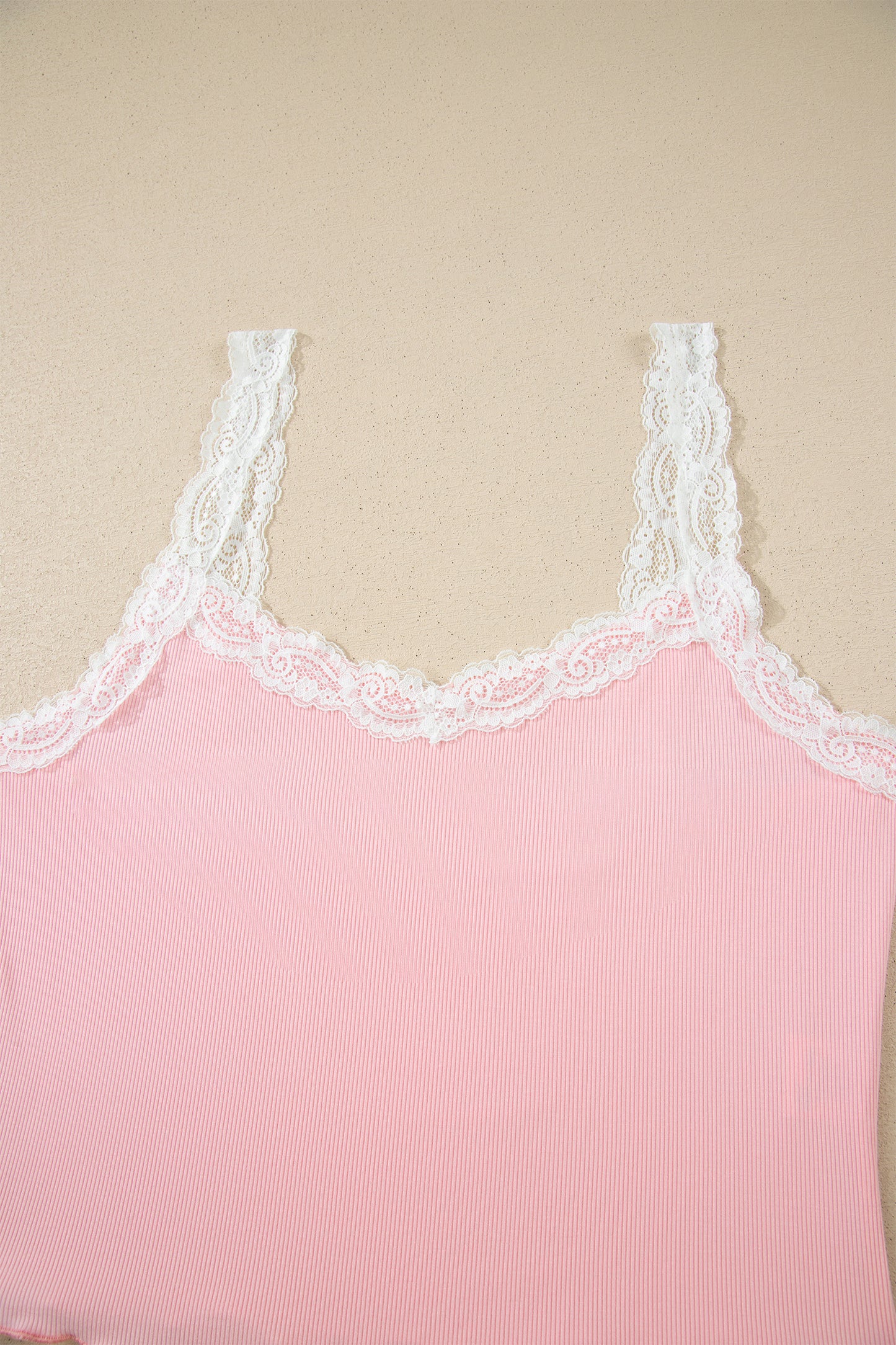 Conjunto corto de salón rosa de punto acanalado con tirantes de encaje, retazos, bajo ondulado y estampado floral