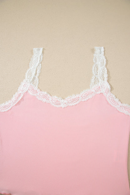Conjunto corto de salón rosa de punto acanalado con tirantes de encaje, retazos, bajo ondulado y estampado floral