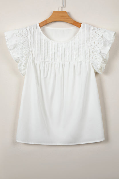 Blusa con detalle de encaje blanco, manga con volantes y cuello redondo plisado