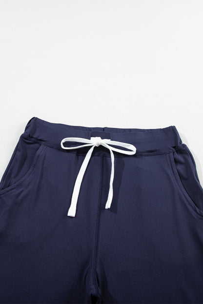 Pantalones deportivos azul marino con cordón ajustable en la cintura elástica y bolsillos