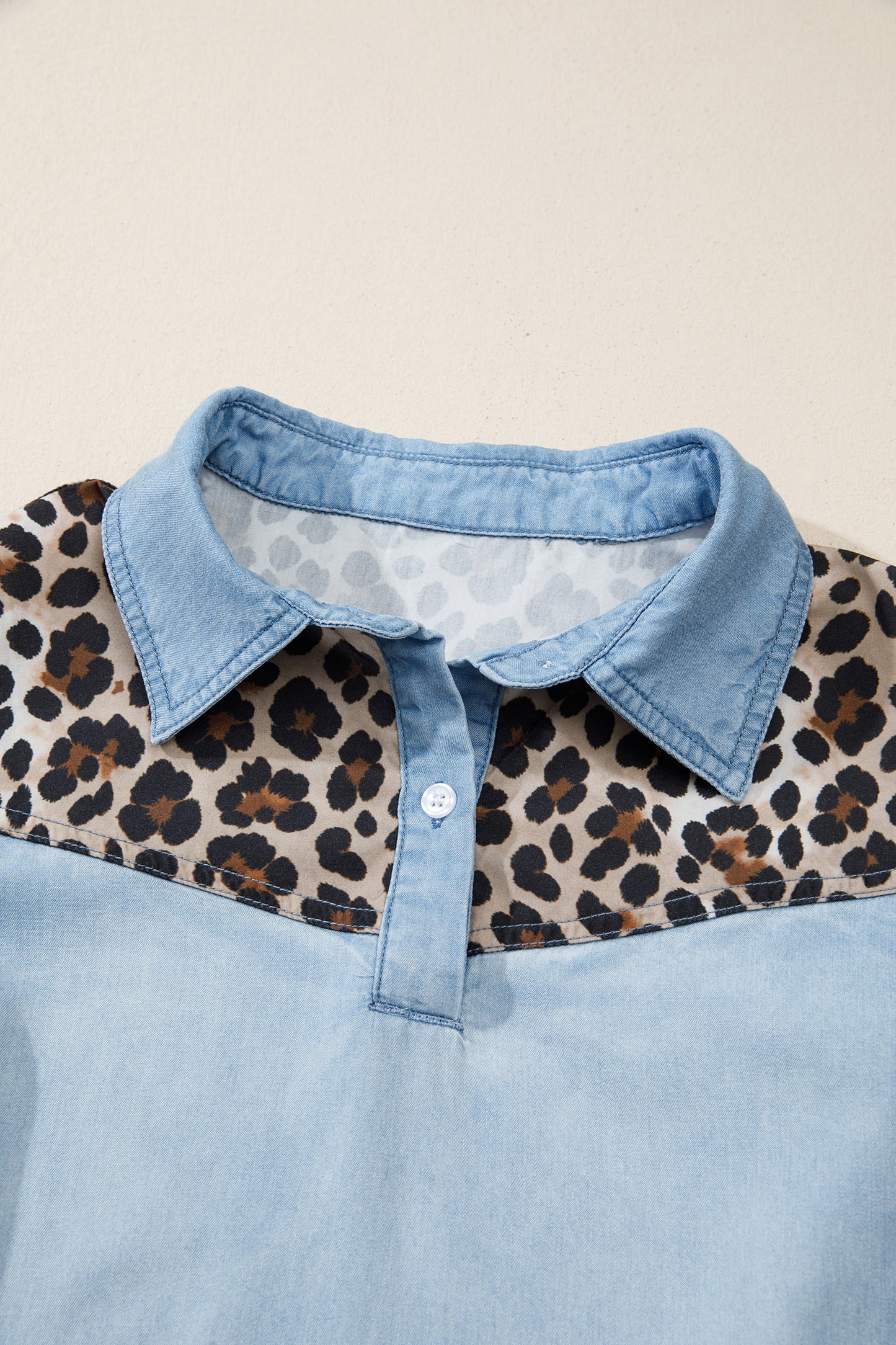 Minivestido con cuello de camisa Myosotis Denim con bloques de color y retales de leopardo