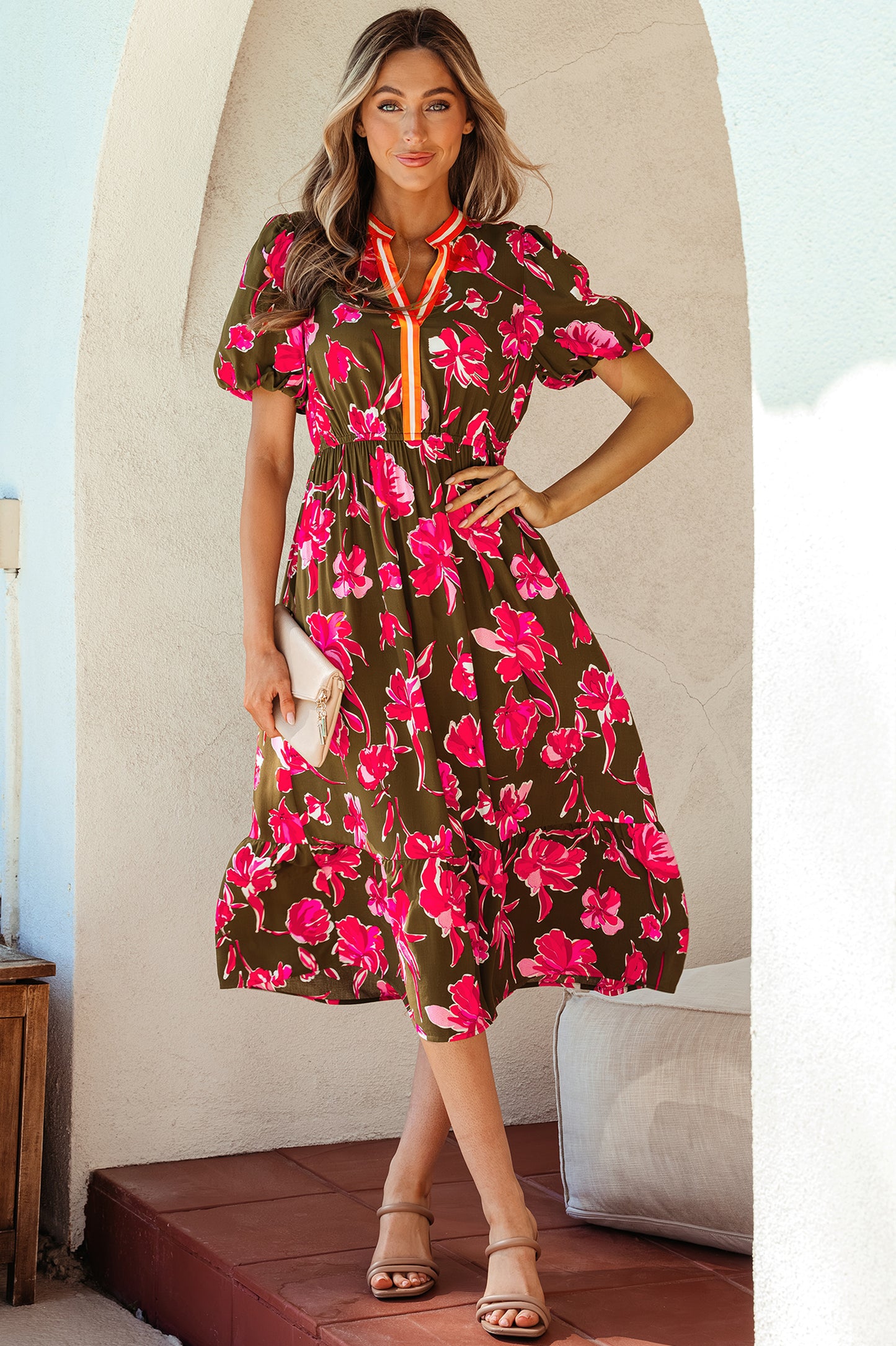 Vestido largo con estampado floral verde, ribete a rayas, cuello con abertura, mangas abullonadas cortas y dobladillo con volantes