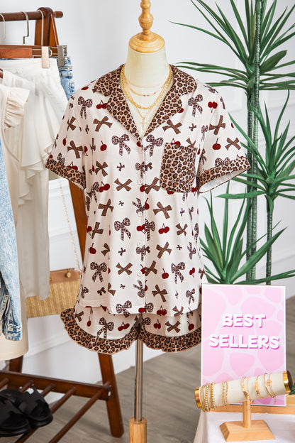 Camiseta de pijama de 2 piezas con estampado de cerezas y lazo blanco chic, retazos de leopardo en contraste y shorts con cordón.