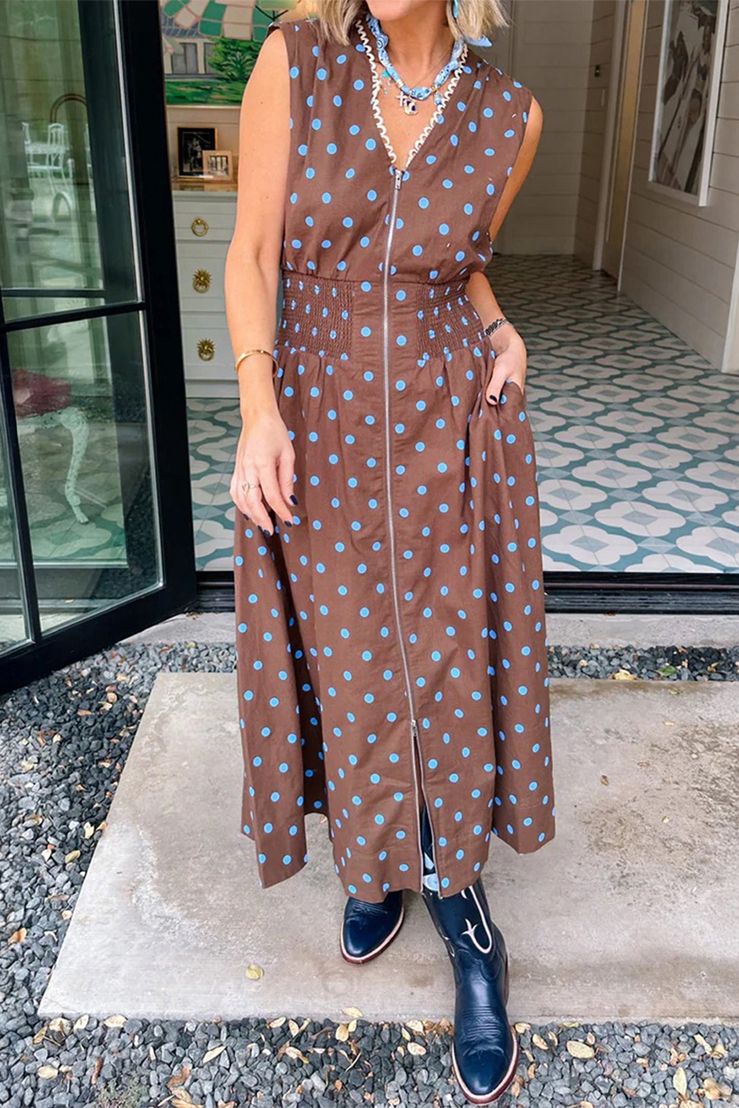 Vestido sin mangas con cremallera, cuello en V, estampado de lunares marrones y ribete en contraste