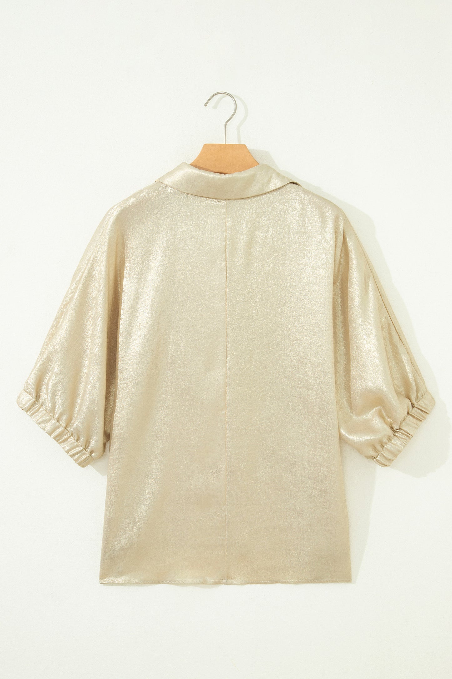 Top metálico beige de cuello y escote en V con media manga