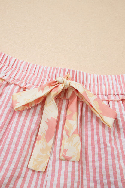 Pantalones cortos casuales de rayas con nudo y ribete floral rosa claro